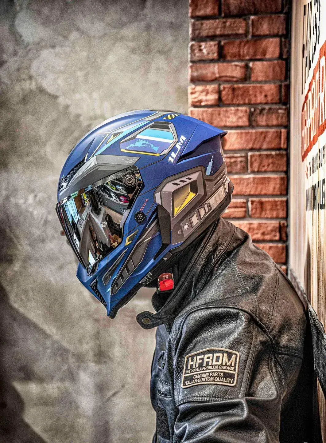 Rider con casco ILM en entorno urbano