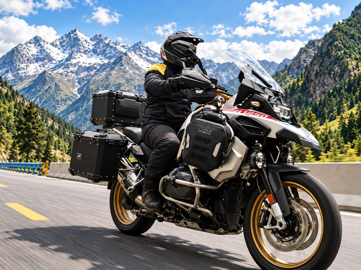 Motociclista en ruta de montaña con maletas de aluminio y bolsas LOBOO en una moto adventure