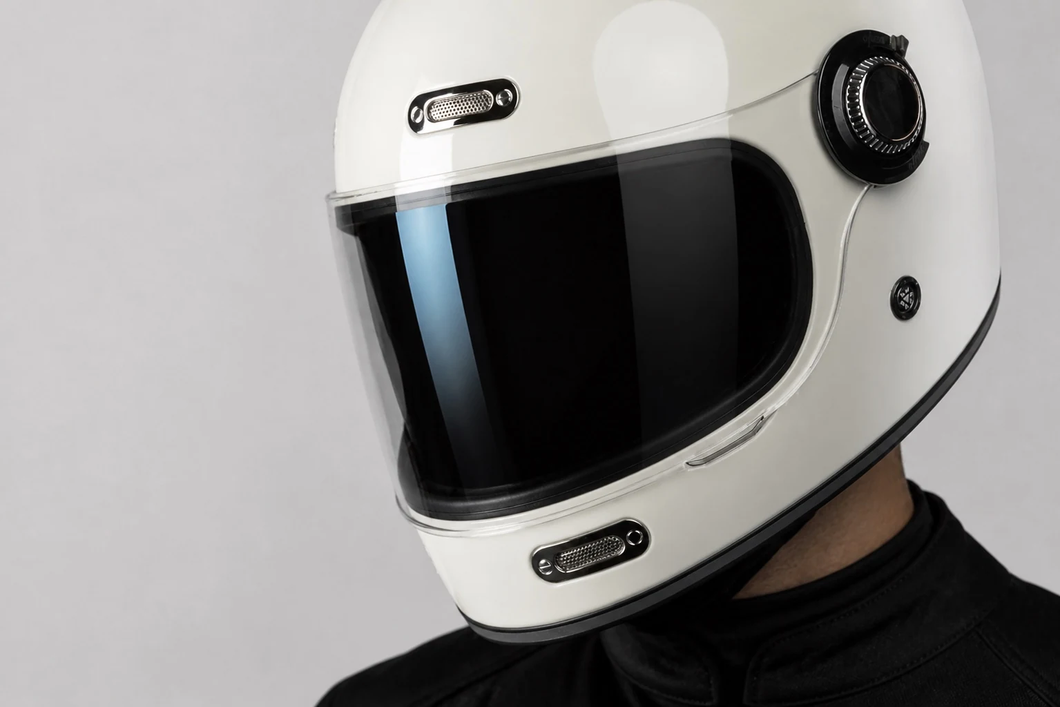 Motociclista con casco ILM Z503 blanco