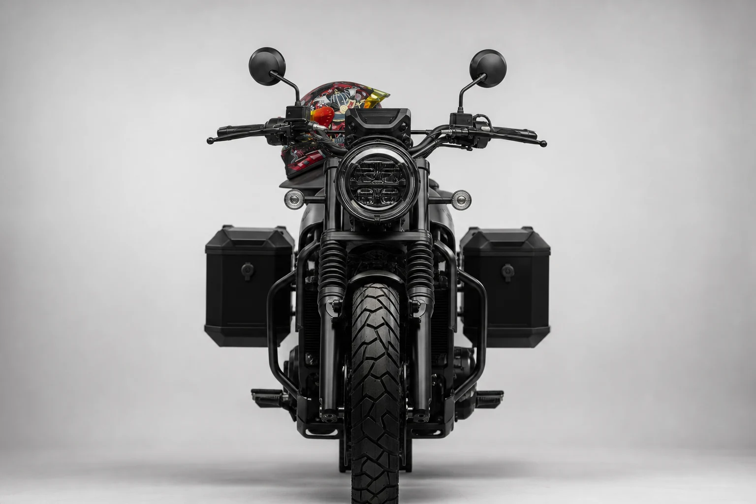 Motocicleta frontal equipada con casco ILM y maletas Furchtlos