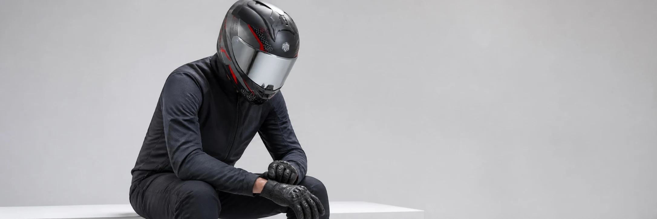 Motociclista con casco ILM MF510 LB ajustándose los guantes