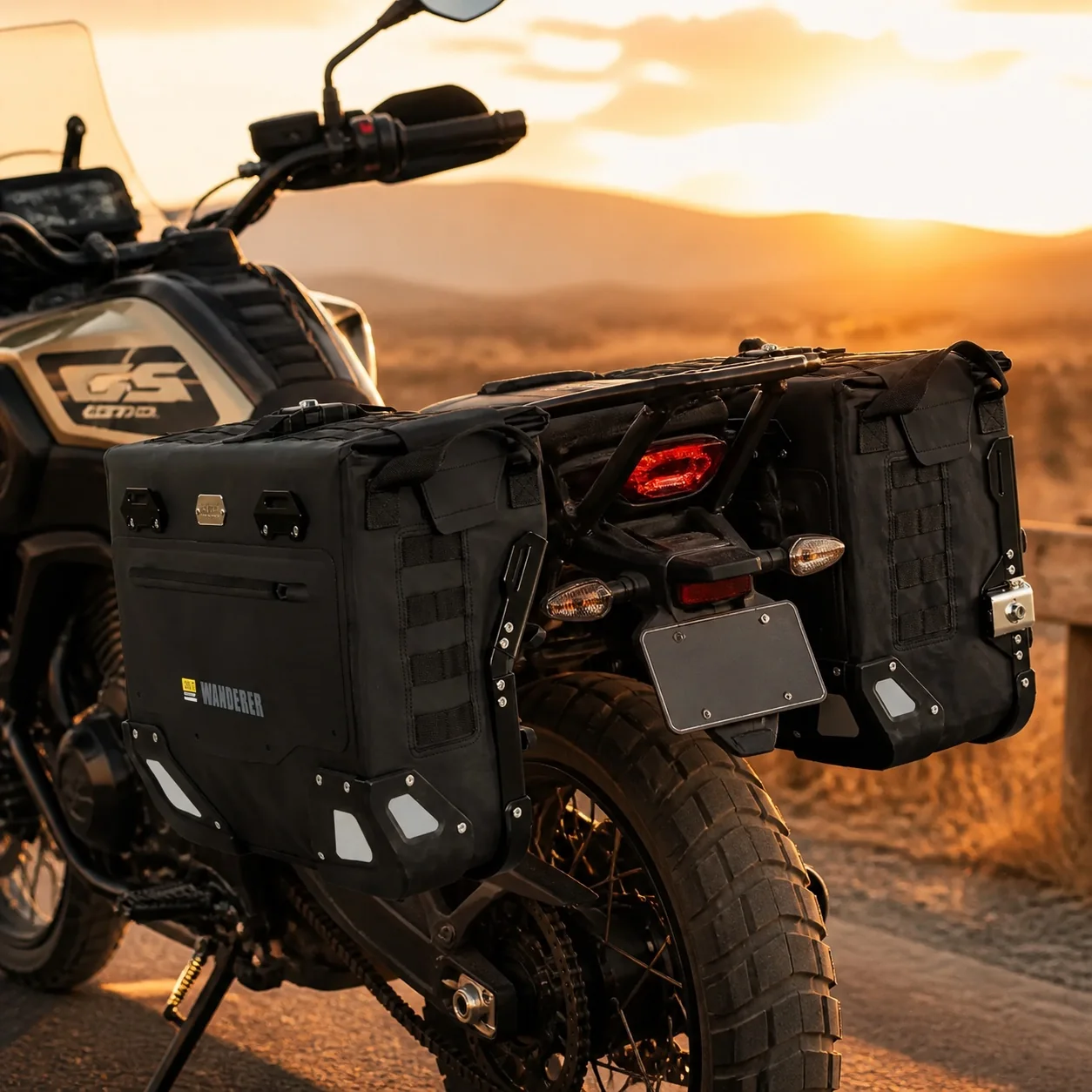 Par de maletas laterales traseras Wanderer montadas en una motocicleta adventure