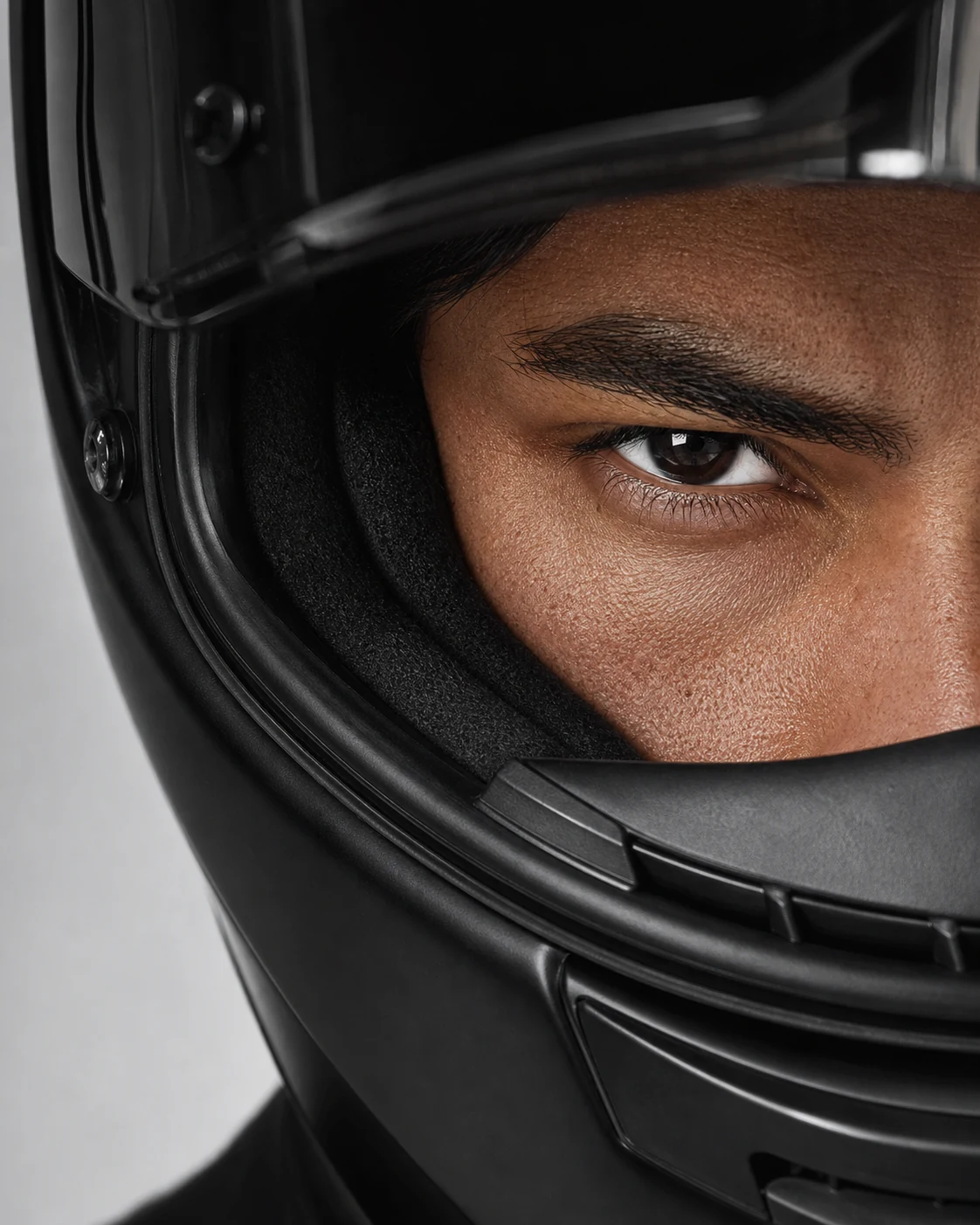 Detalle de motociclista usando casco integral
