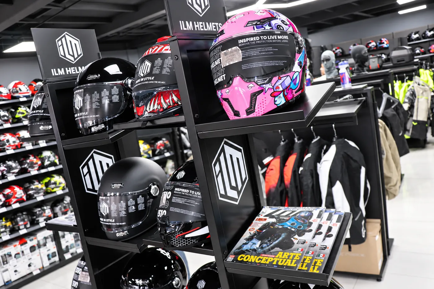 Exhibidor de cascos ILM en el aniversario de iMoto Accesorios