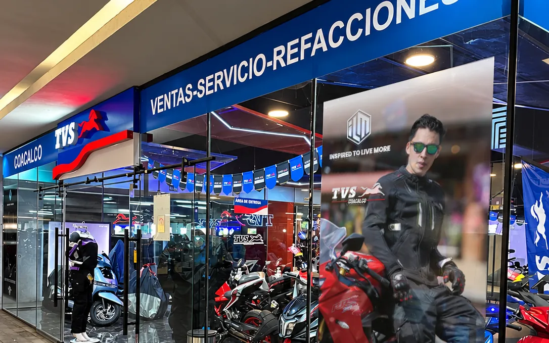 Escaparate de la agencia TVS Coacalco con motos y equipamiento