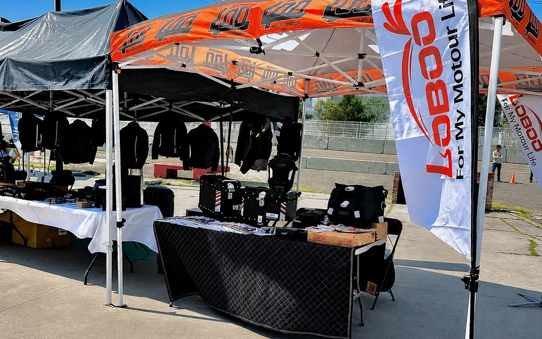 Carpa y banderola de LOBOO en el Distinguished Gentleman’s Ride de Triumph Querétaro