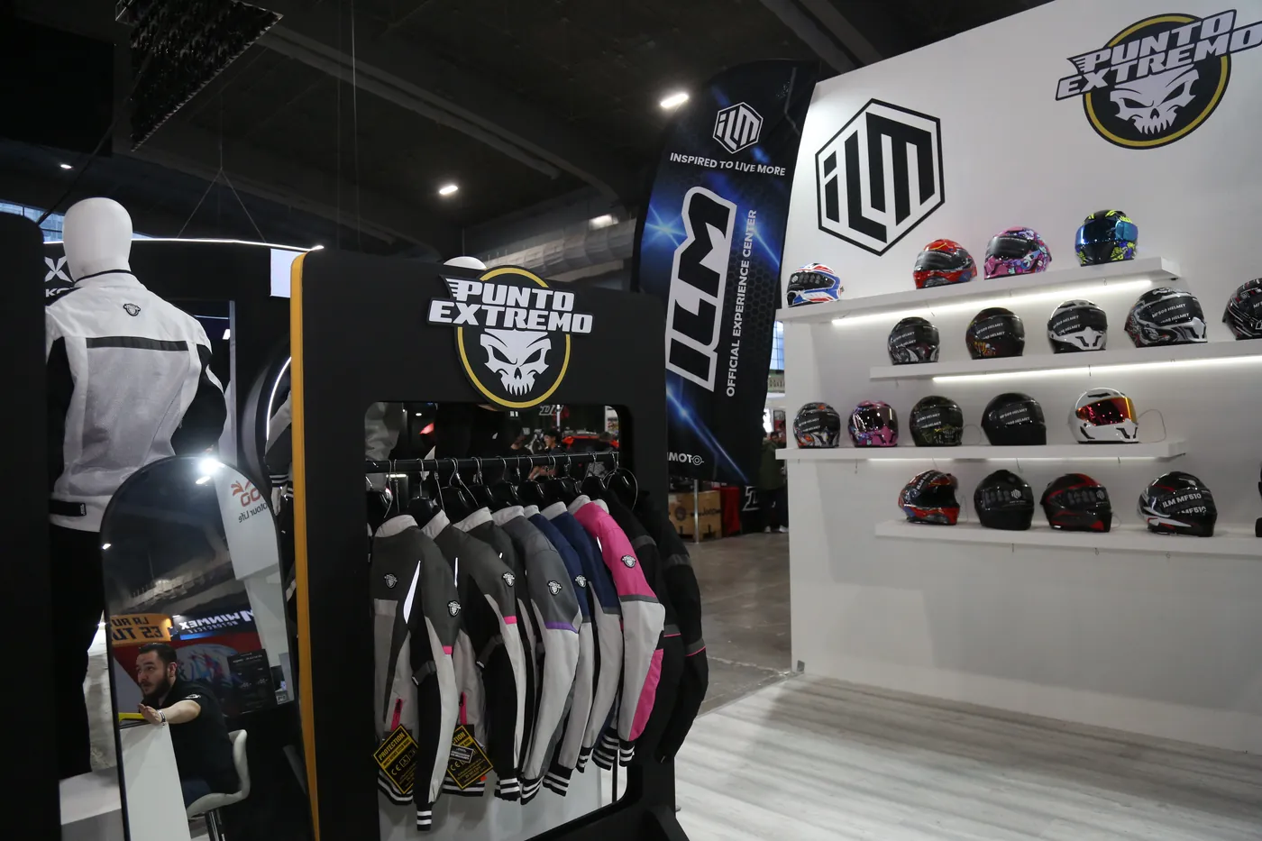 Stand de ILM y Punto Extremo con cascos y chamarras en el Salón Internacional de la Motocicleta México 2026