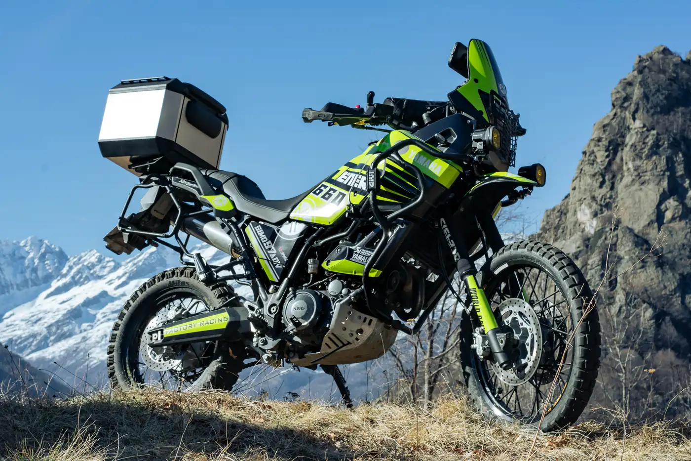 Motocicleta adventure en paisaje de montaña