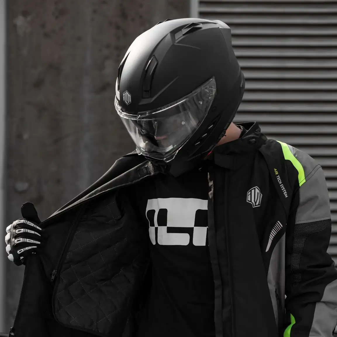 Rider con casco integral