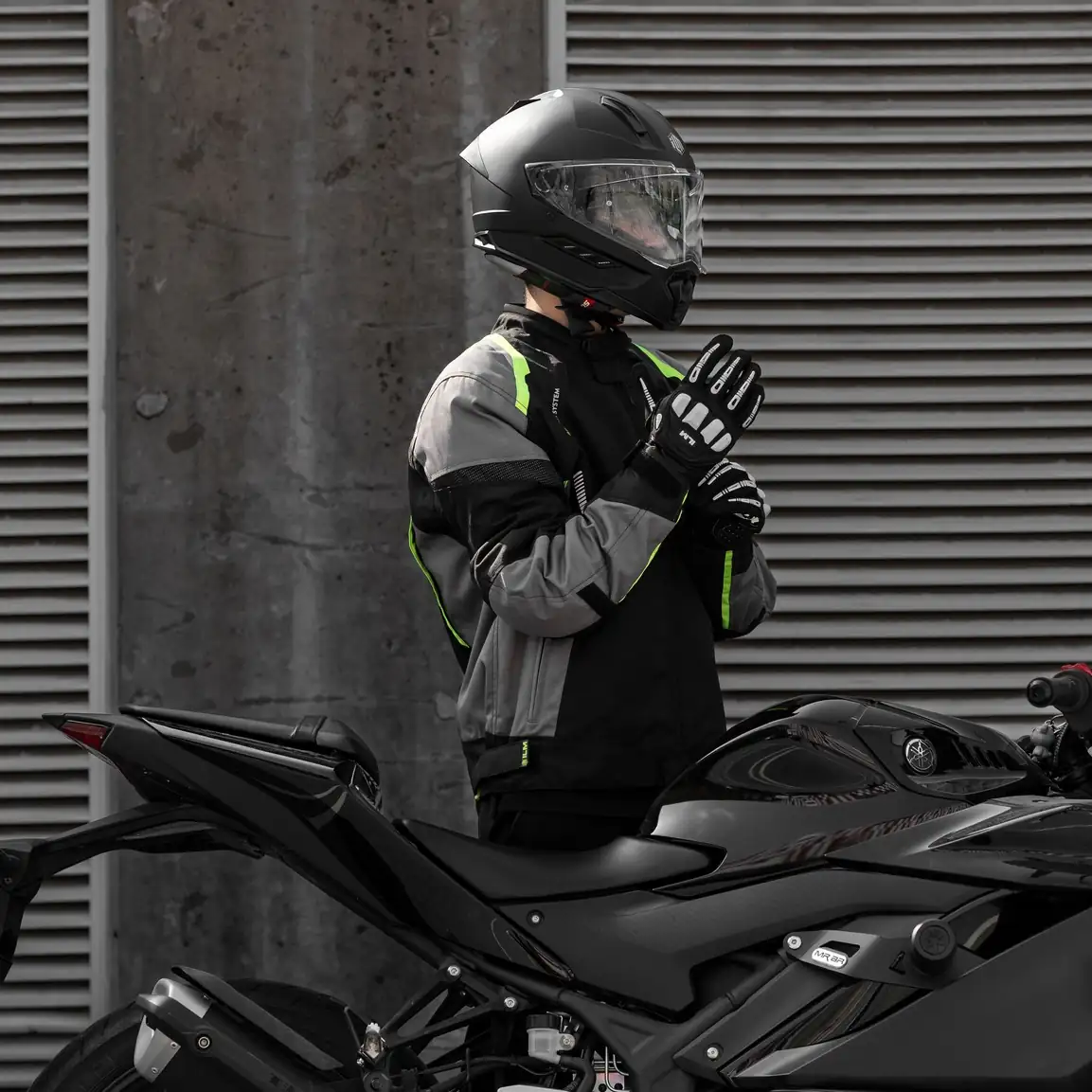 Rider sentado sobre motocicleta