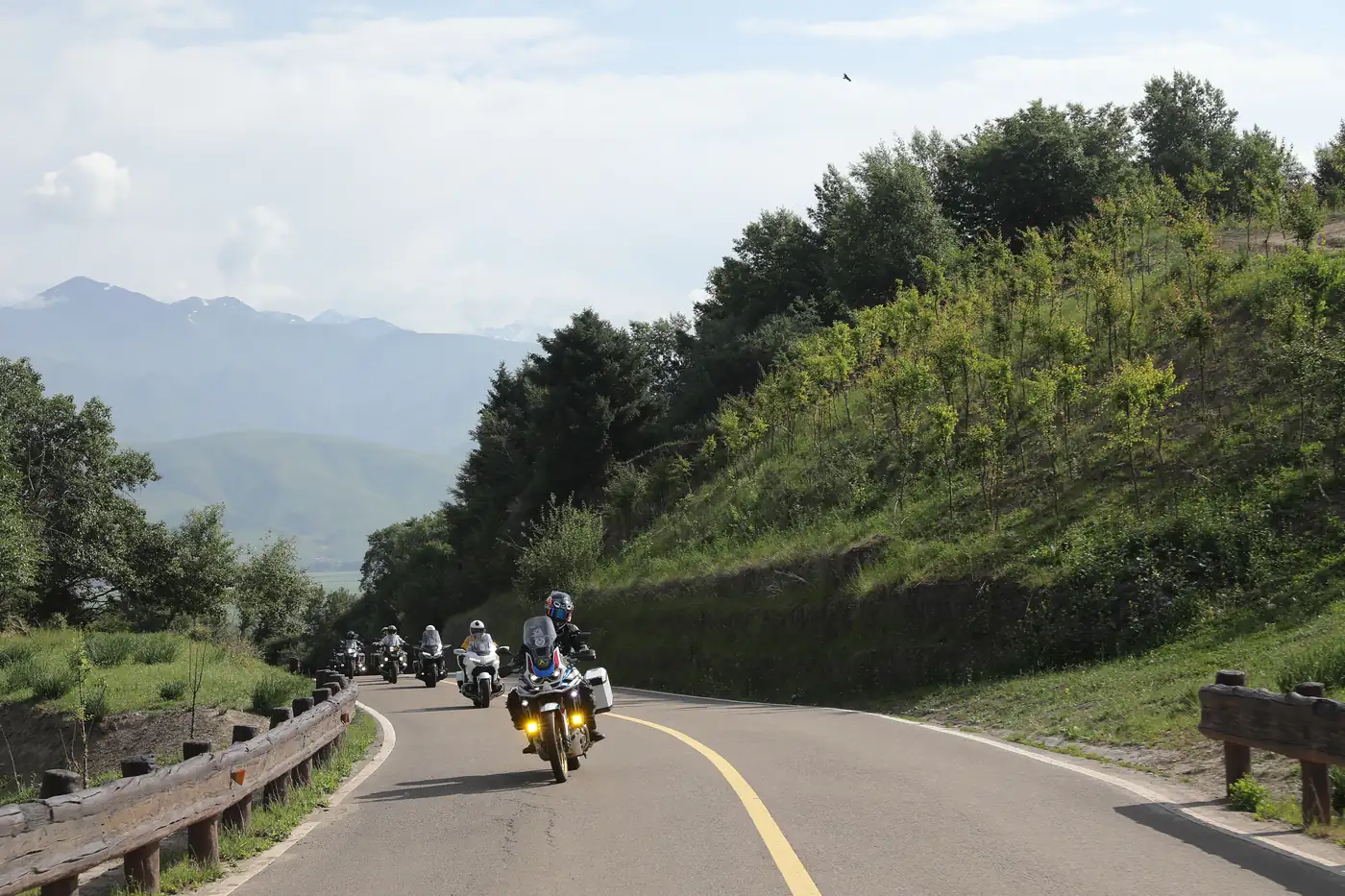 Grupo de motociclistas rodando