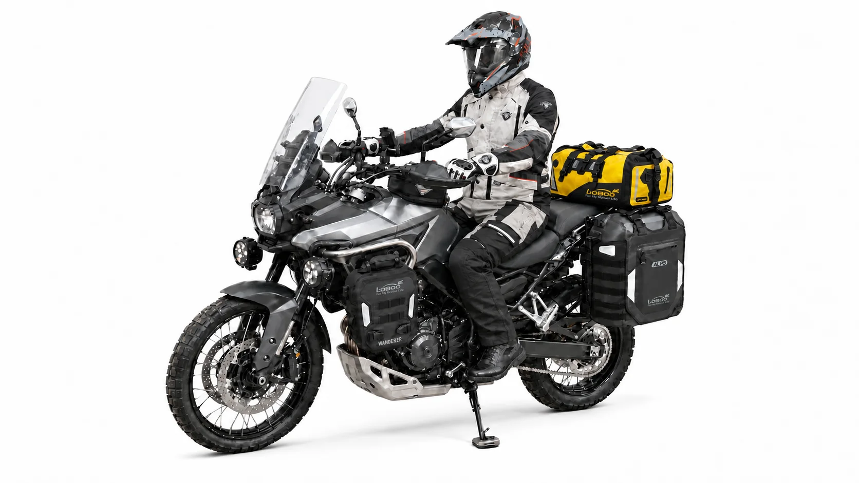 Motorista sobre una motocicleta adventure equipada con casco, indumentaria, protecciones y equipaje distribuido por Distrimoto