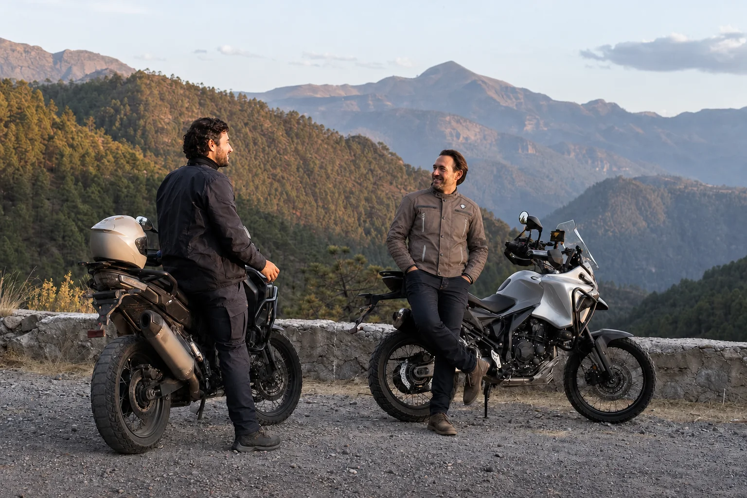 Dos motociclistas conversando en la montaña; uno lleva la chamarra Terra